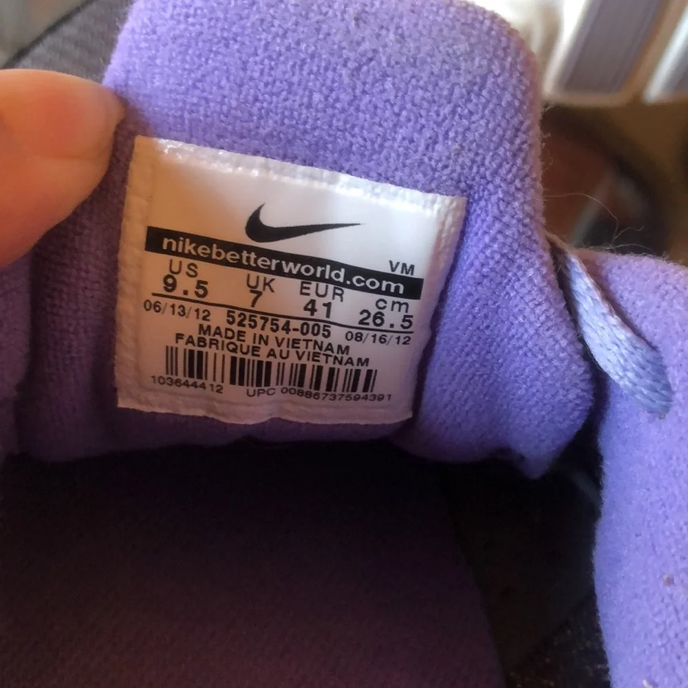 Nikes - Picture 5 of 5